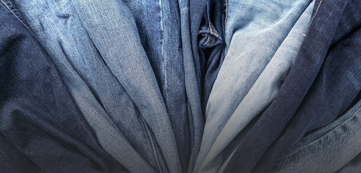 Ma. Isabel Jeans modelos de mezclilla azul colgados en exhibición para mayoreo de jeans en México, con opciones para boutiques, emprendedoras y distribuidoras.