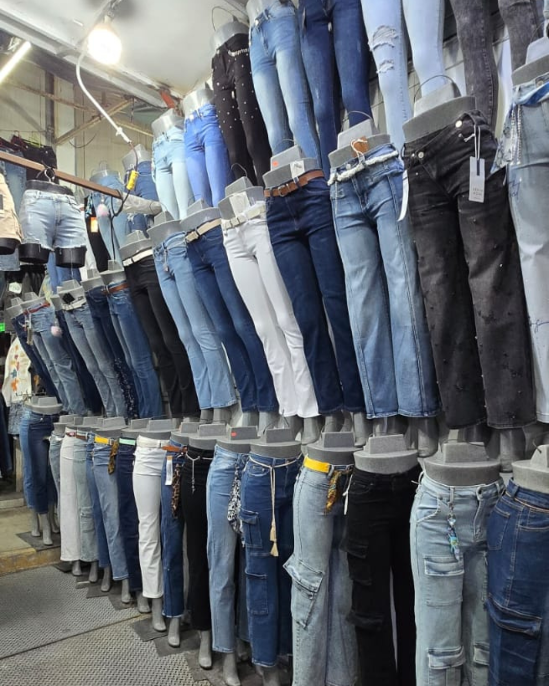 Tienda física de Ma Isabel Jeans en Chiconcuac y Plaza Texticuitzeo con modelos de mezclilla en tendencia