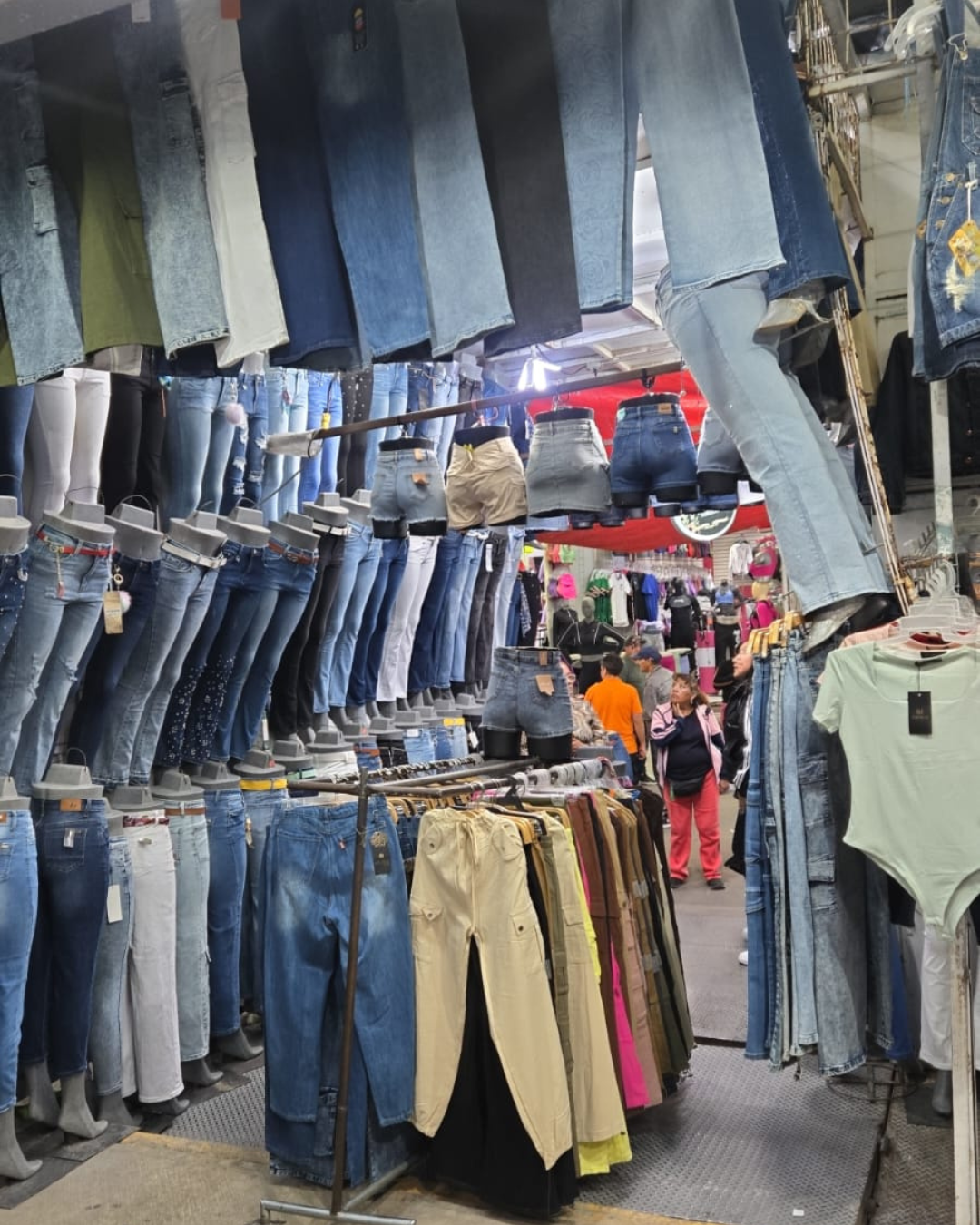 Showroom de Ma Isabel Jeans con colecciones de mezclilla para mujer, hombre y tallas curvy