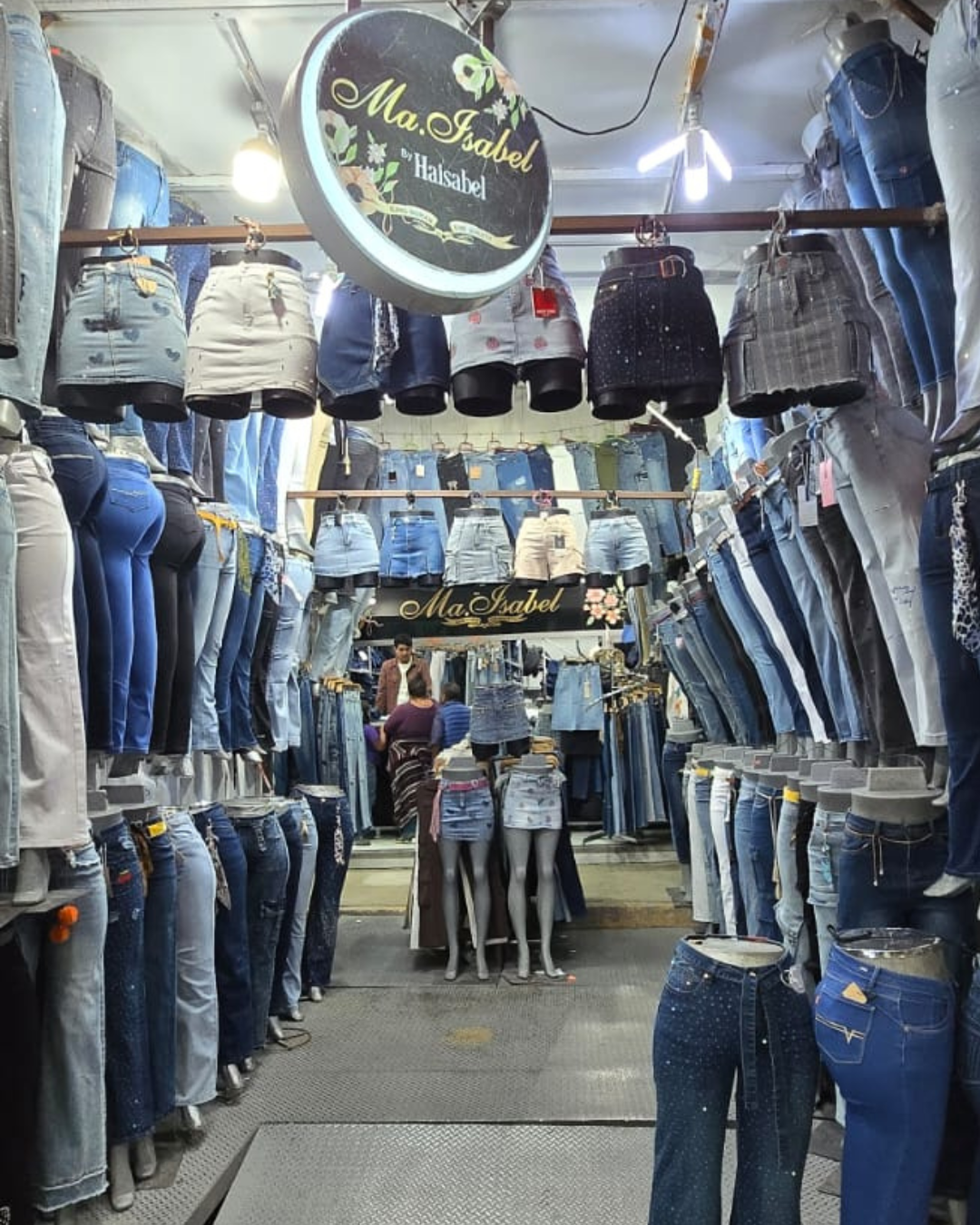 Punto de venta Ma Isabel Jeans con modelos para mujer, hombre y tallas curvy