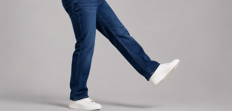 Modelo usando jeans de mezclilla para hombre con estilo urbano y corte cómodo de Ma Isabel Jeans